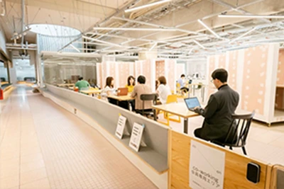 �R�R���o�[��Г��ώʐ^�@�ؐ��e�[�u���Ɗϗt�A���̒u���ꂽ���k�X�y�[�X